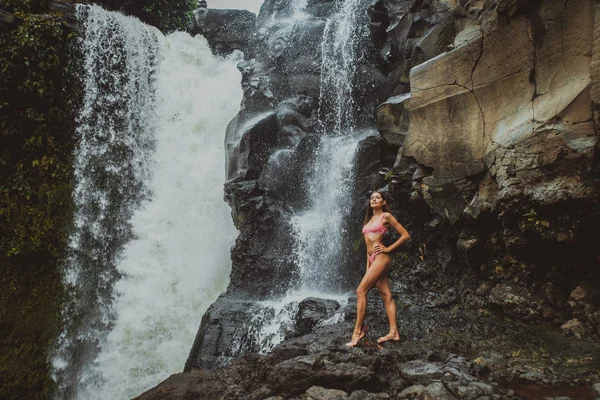 Linda chica en la cascada de Tegenungan, Bali —  Fotos de Stock