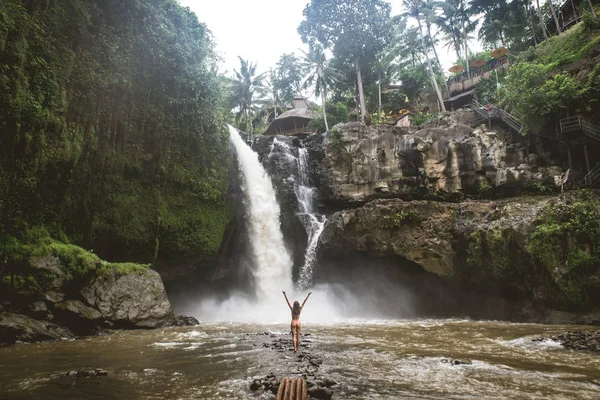 Hübsches Mädchen am Tegenungan Wasserfall, bali — Stockfoto