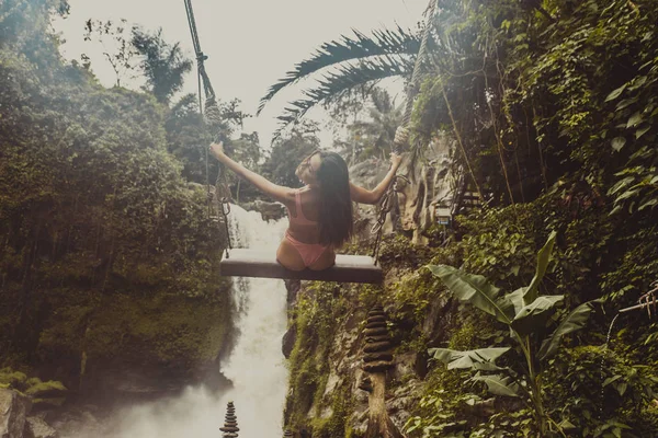 Menina bonita na cachoeira Tegenungan, Bali — Fotografia de Stock