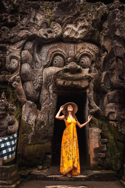 Goa Gajah 'da güzel kız, Bali — Stok fotoğraf