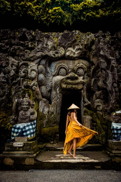 Красива дівчина в Гоа Гаджа, Балі — стокове фото