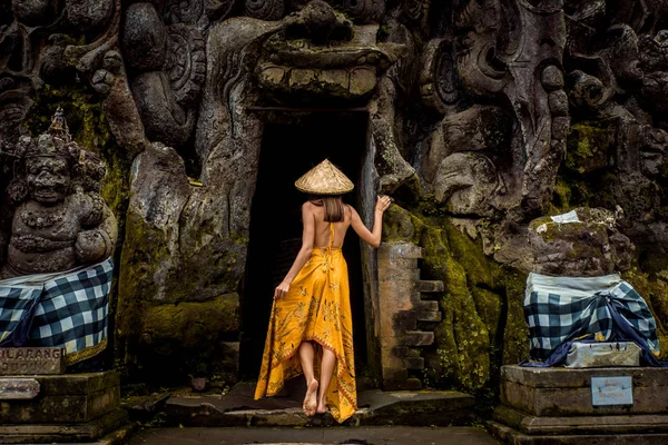Goa Gajah 'da güzel kız, Bali — Stok fotoğraf