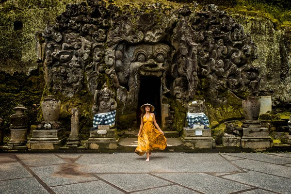 Bella ragazza a Goa Gajah, Bali — Foto Stock