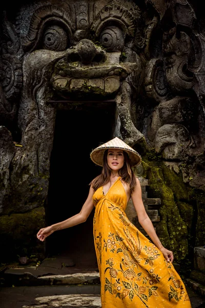 Bella ragazza a Goa Gajah, Bali — Foto Stock