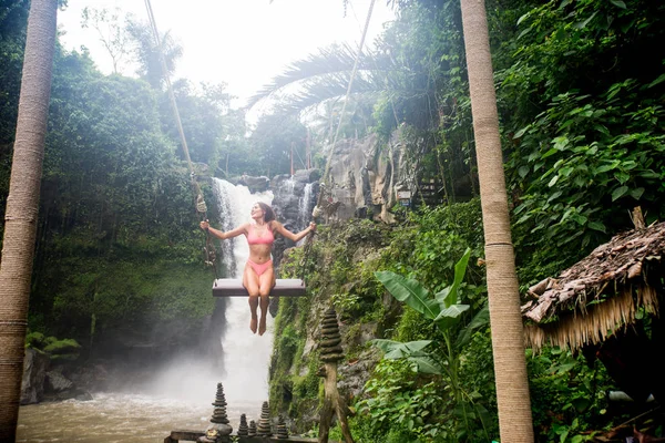 Menina bonita na cachoeira Tegenungan, Bali — Fotografia de Stock