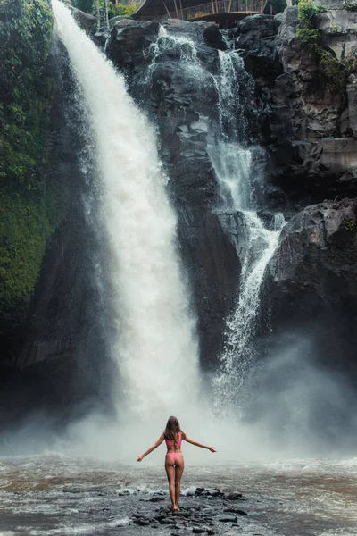 Linda chica en la cascada de Tegenungan, Bali — Foto de Stock