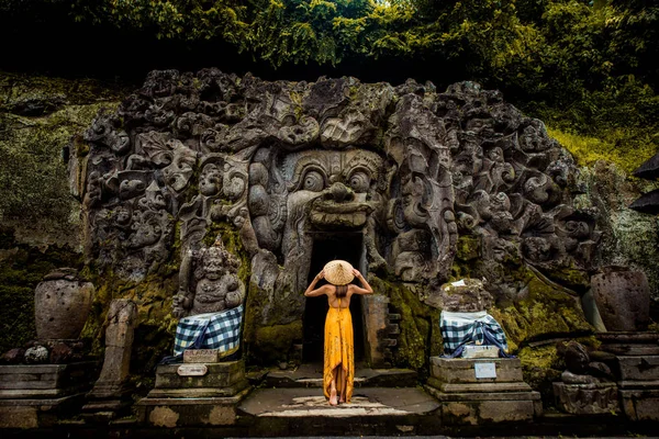 Pretty Girl på Goa Gajah, Bali — Stockfoto