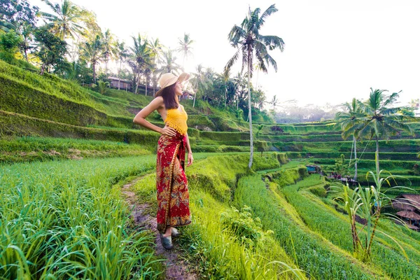 Kvinna på Tegalalang Rice Terrace på Bali — Stockfoto