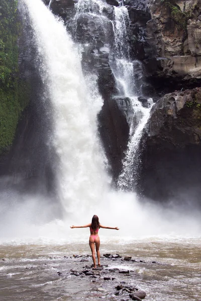 Linda chica en la cascada de Tegenungan, Bali —  Fotos de Stock