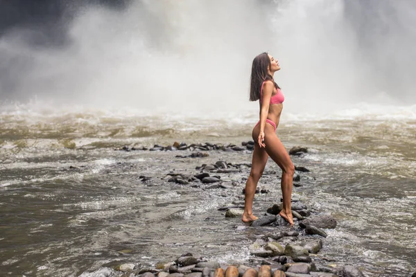 Linda chica en la cascada de Tegenungan, Bali —  Fotos de Stock