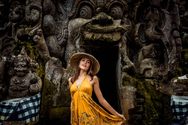 Jolie fille à Goa Gajah, Bali — Photo