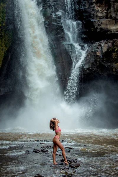 Pretty Girl w: Tegenungan Waterfall, Bali — Zdjęcie stockowe