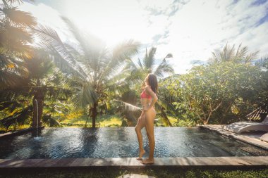Bali 'de bir yüzme havuzunda kadın