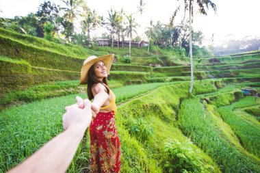 Bali 'de Tegalalang pirinç terasında kadın