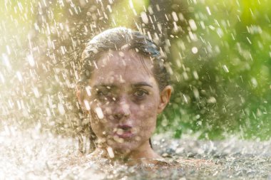 Bali 'de bir yüzme havuzunda kadın