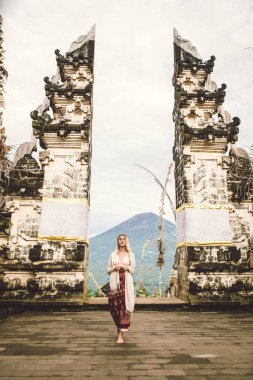 Bali Pura Lempuyang tapınağında kadın