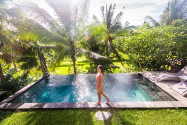 Bali 'de bir yüzme havuzunda kadın