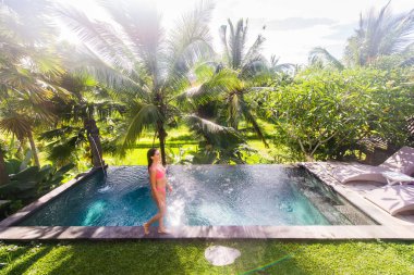 Bali 'de bir yüzme havuzunda kadın