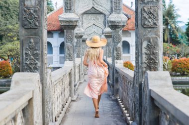 Bali su Sarayı 'nda güzel kız