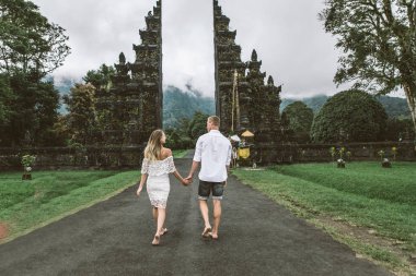 Handara Gate 'de çift, Bali