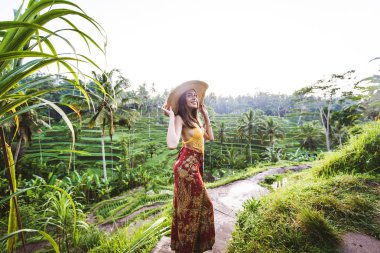 Bali 'de Tegalalang pirinç terasında kadın