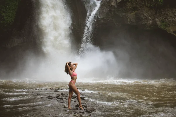 Bella ragazza alla cascata di Tegenungan, Bali — Foto Stock