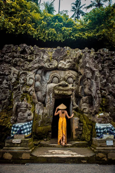 Jolie fille à Goa Gajah, Bali — Photo