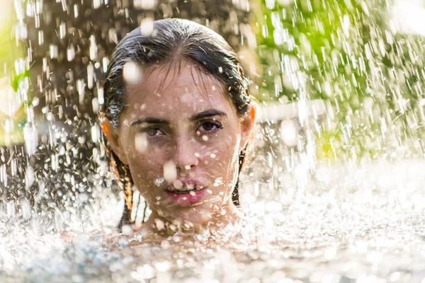 Femme dans une piscine à Bali — Photo