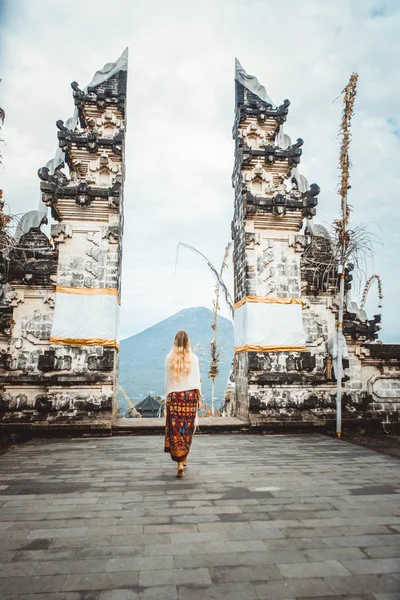 Женщина в храме Пура Лемпуян на Бали — стоковое фото