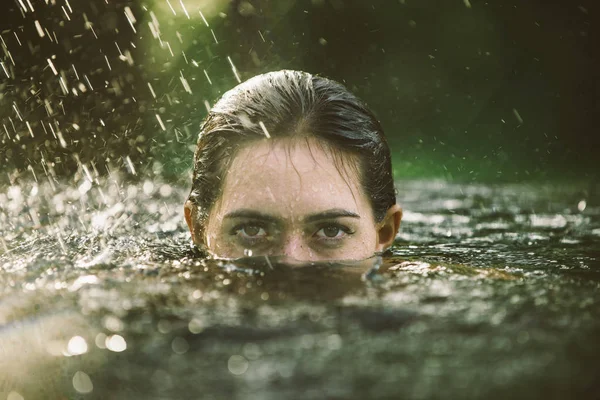 Γυναίκα σε πισίνα στο Μπαλί — Φωτογραφία Αρχείου