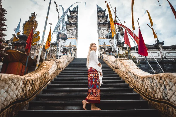 Femme au temple Pura Lempuyang à Bali — Photo