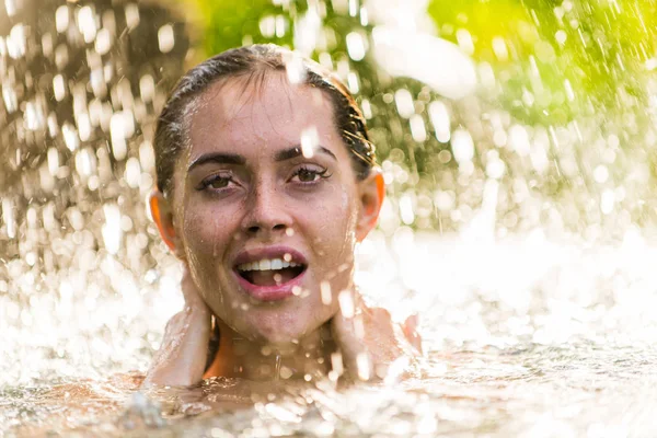 Žena v bazénu na Bali — Stock fotografie