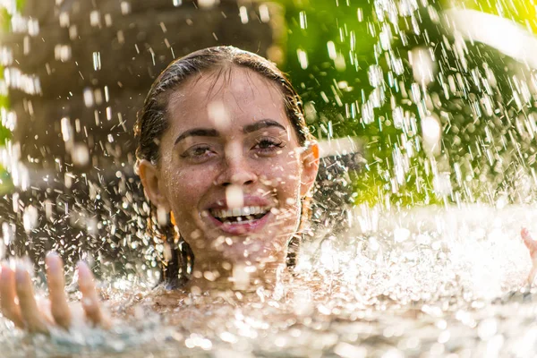 Mujer en una piscina en Bali — Foto de Stock