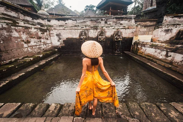 Goa Gajah 'da güzel kız, Bali — Stok fotoğraf