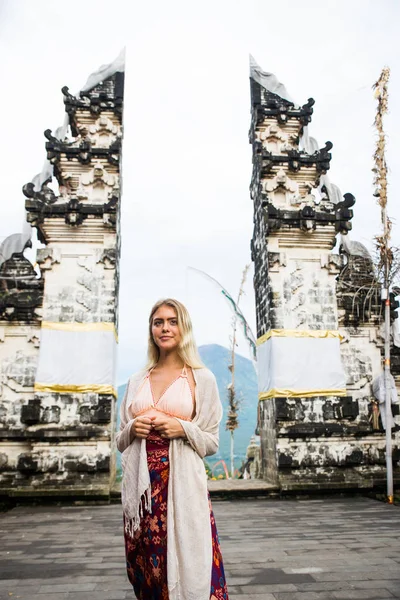 Kvinna vid Pura Lempuyang Temple i Bali — Stockfoto