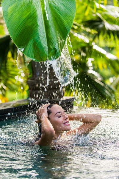Mujer en una piscina en Bali — Foto de Stock