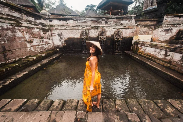 Красивая девушка в Гоа Гаджа, Бали — стоковое фото