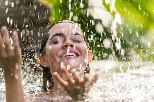 Mujer en una piscina en Bali — Foto de Stock