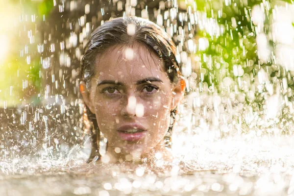 Frau in einem Schwimmbad in Bali — Stockfoto