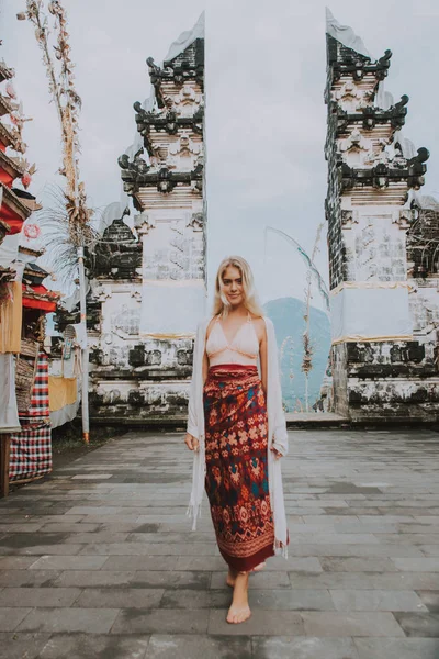 Kvinna vid Pura Lempuyang Temple i Bali — Stockfoto