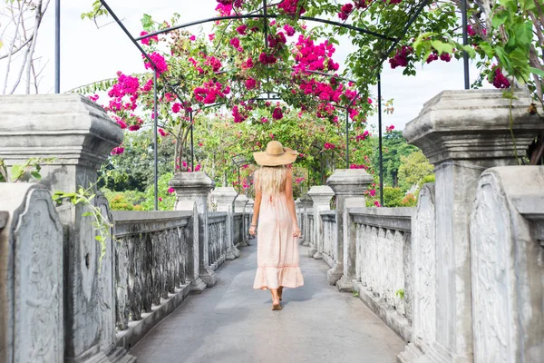 Belle fille au Palais de l'Eau à Bali — Photo