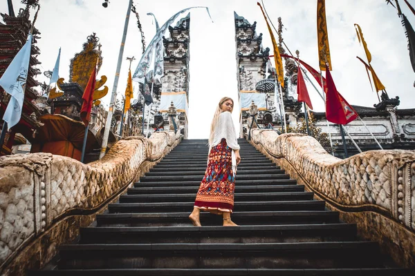 Kvinna vid Pura Lempuyang Temple i Bali — Stockfoto