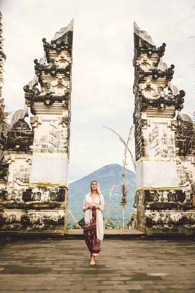 Bali Pura Lempuyang tapınağında kadın — Stok fotoğraf