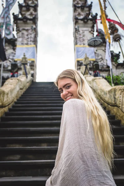 Kvinna vid Pura Lempuyang Temple i Bali — Stockfoto