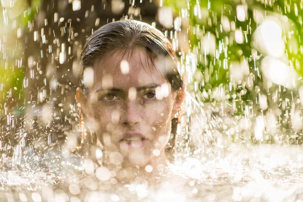 Mulher em uma piscina em Bali — Fotografia de Stock