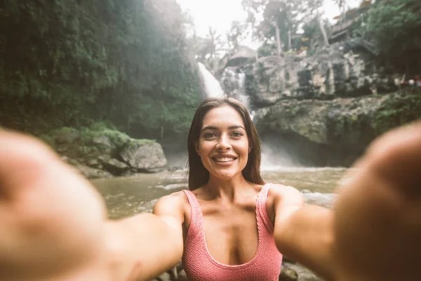 Красива дівчина в Тегенунган водоспад, Балі — стокове фото