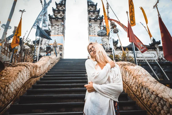 Kvinna vid Pura Lempuyang Temple i Bali — Stockfoto