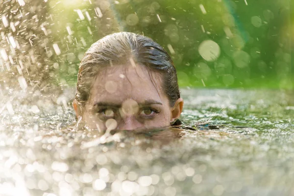 Femme dans une piscine à Bali — Photo