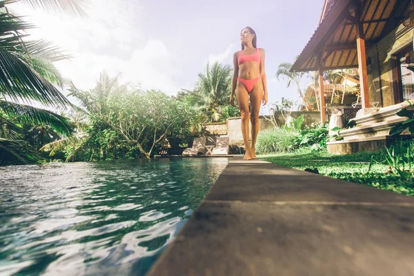 Женщина в бассейне на Бали — стоковое фото