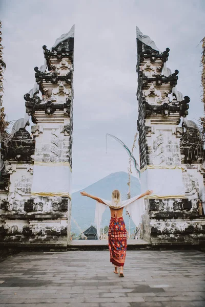 Kvinna vid Pura Lempuyang Temple i Bali — Stockfoto